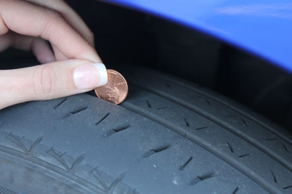 Come capire quando è giunto il momento del cambio-gomme auto: segnali da tenere d’occhio.